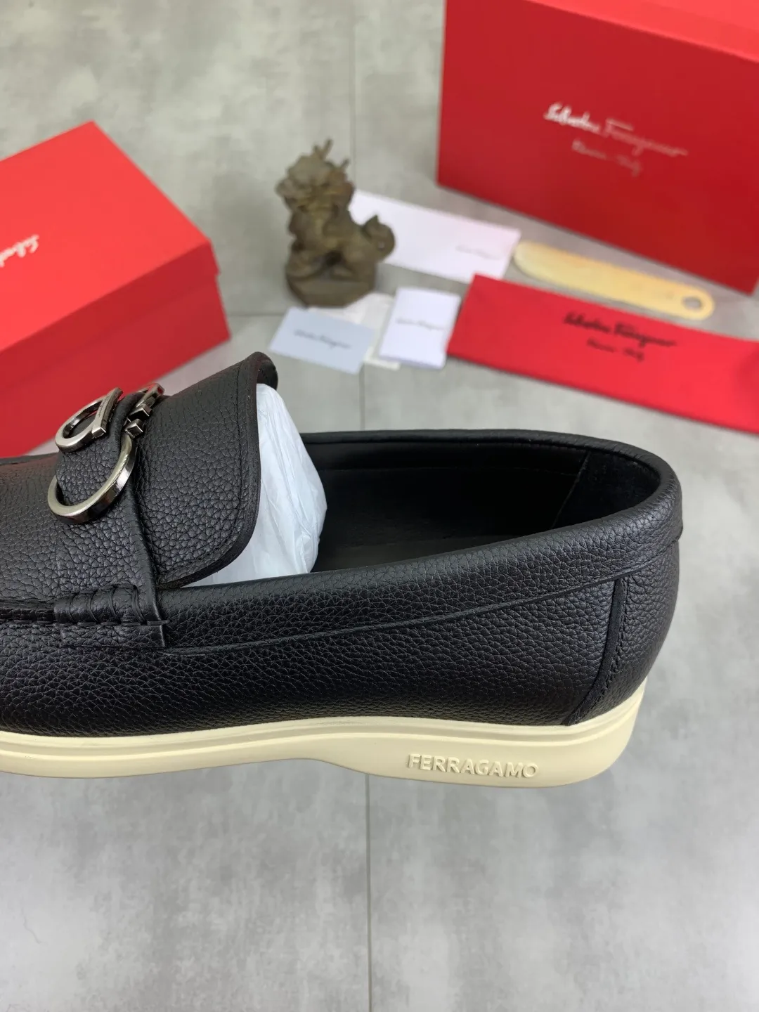 Men's Men's Shoes 💰P580💰[New Style] Water-dyed Niuli 🆘[Salvatore Ferragamo] Ferragamo's latest casual business leather shoes for men! Listed simultaneously! The fabric is made of specially imported original pebbled calfskin, and the lining is made of imported water-dyed cowhide. It is absolutely luxurious and leads the fashion trend. Matching code: 38-44 (45 and 46 can be customized) Black, brown and burgundy colors available